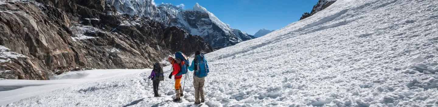 Camp de base de l'Everest, deux cols très élevés