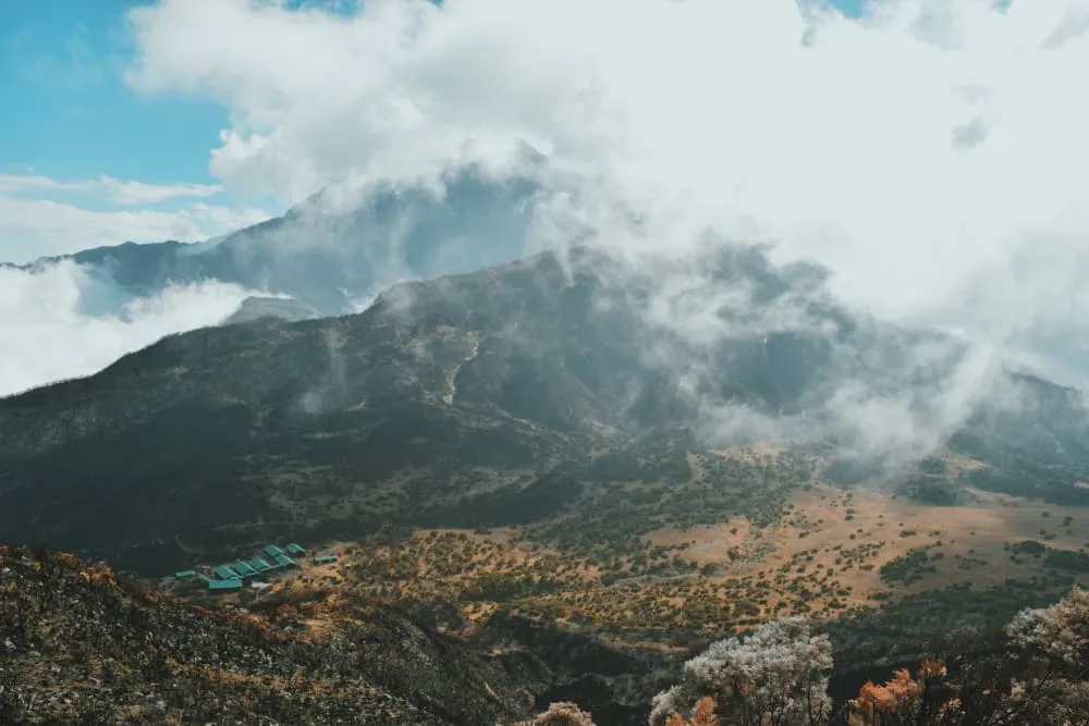Wat is het beste seizoen om de Mount Meru te beklimmen?