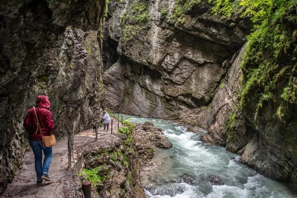 2. Senderismo por Partnachklamm: ¡Una aventura impresionante!