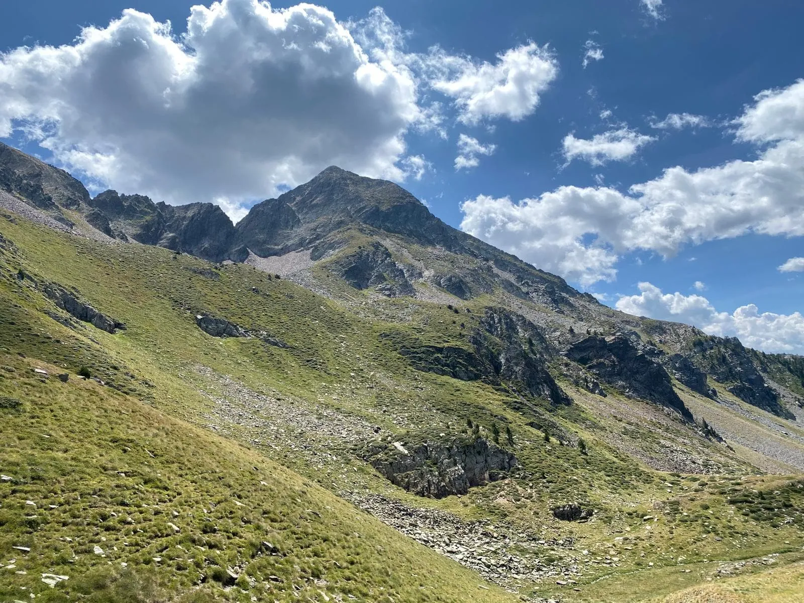 Porte complète du ciel avec hôtel après 7