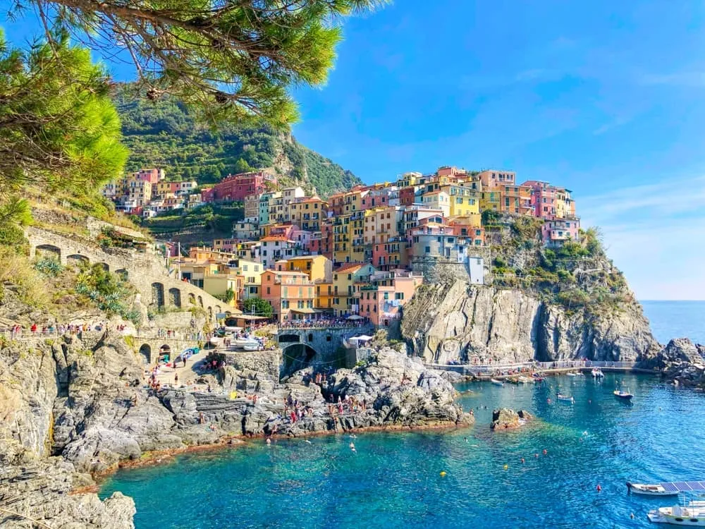 Vistas de Manarola à Beira do Penhasco: