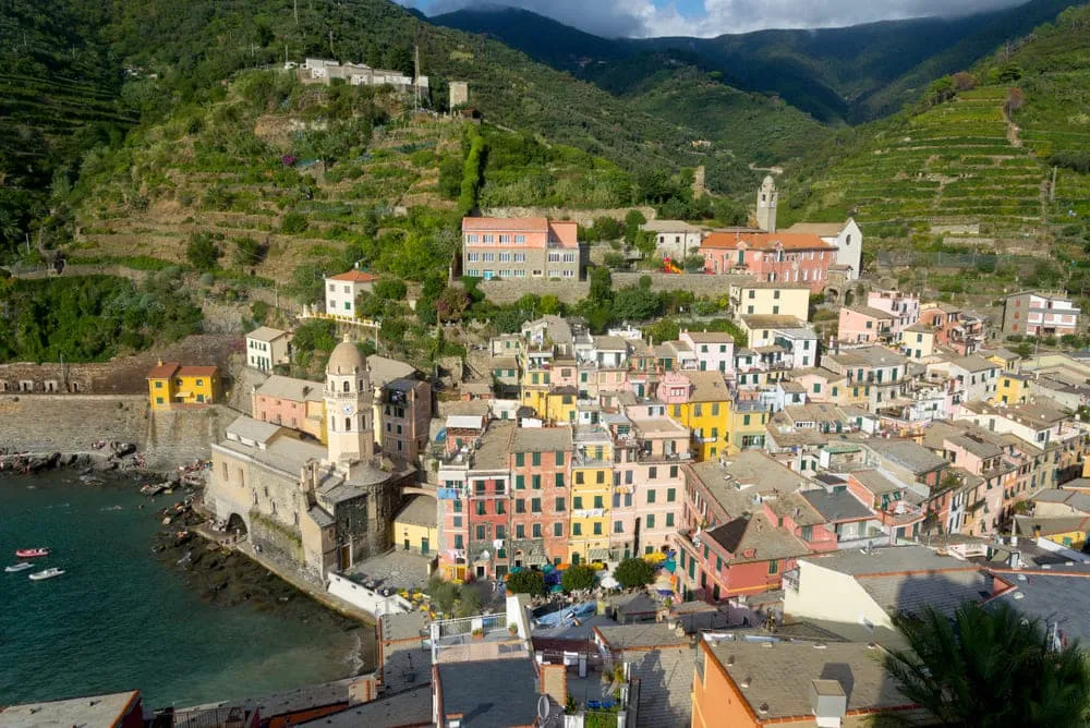 Die Burg und der Hafen von Vernazza: