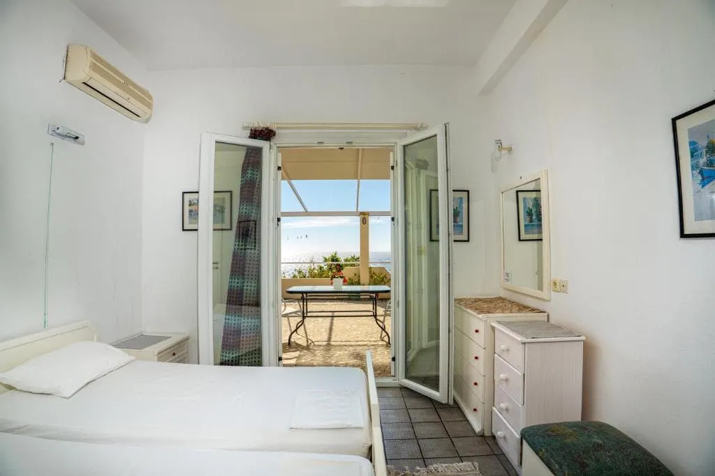 Varagoulis Giannis & Lenas Apartments (Paramonas)