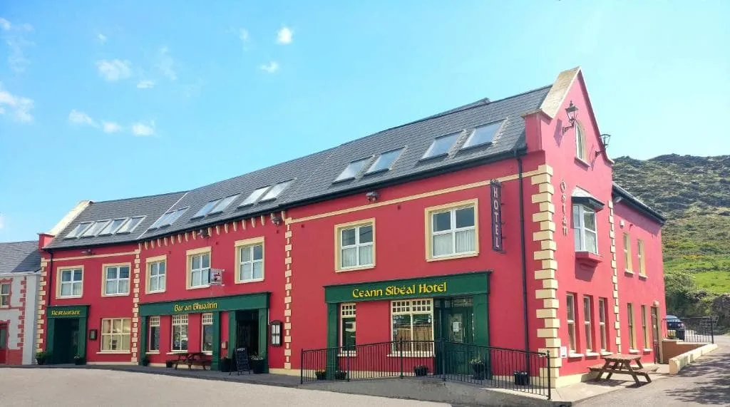 Hotel Ceann Sibeal (An Bhualtin)
