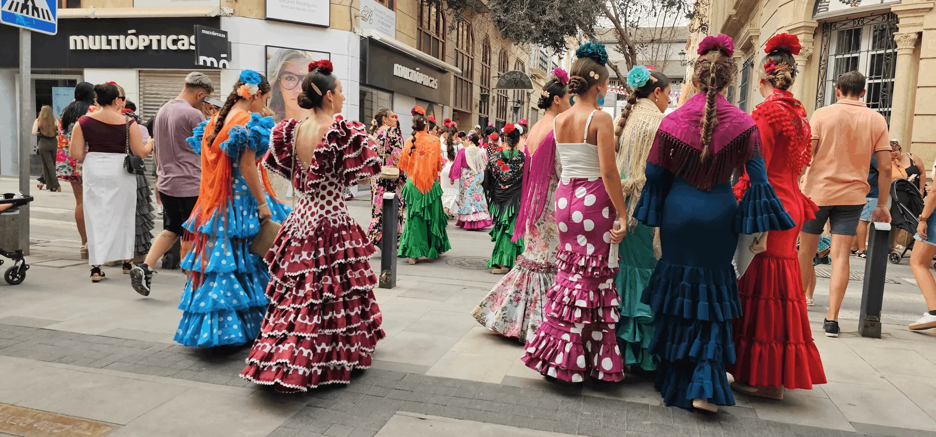 Traditionelle Kleidung und lokale Feiern
