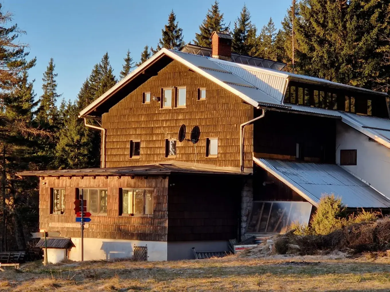  Valvasorjev dom pod Stolom